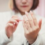 離婚すべきか悩む妻