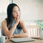 義母が浮気・不倫している場合は夫に話すべきか